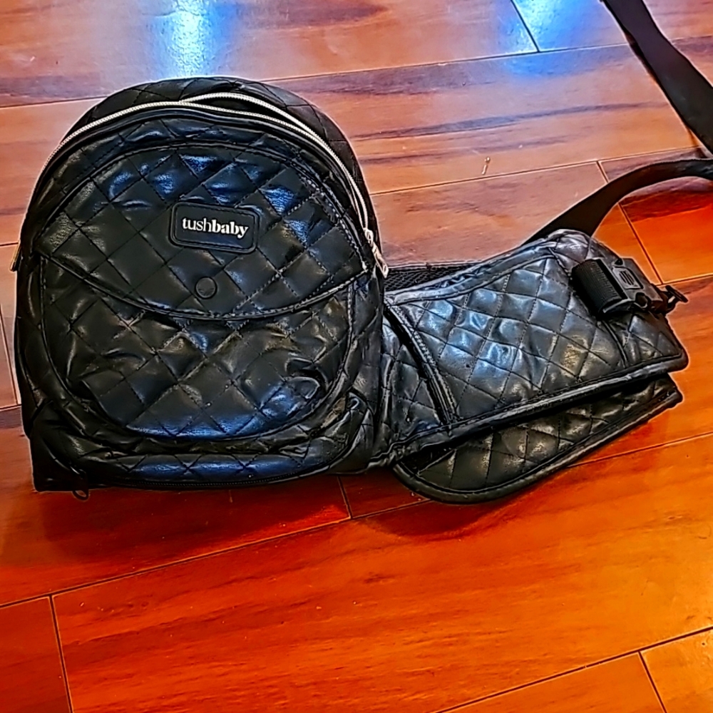 Tush Baby Vegan Leather Black Excellent condition!